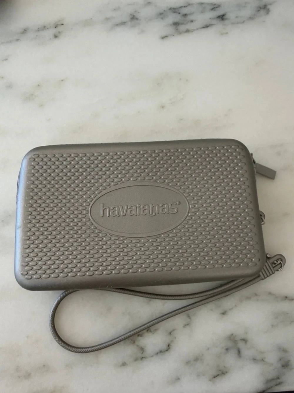 Havaianas Metallic Silver Rubber Textured Zip Wristlet
